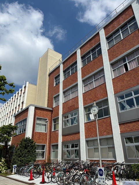 英明フロンティア　校舎外観tate